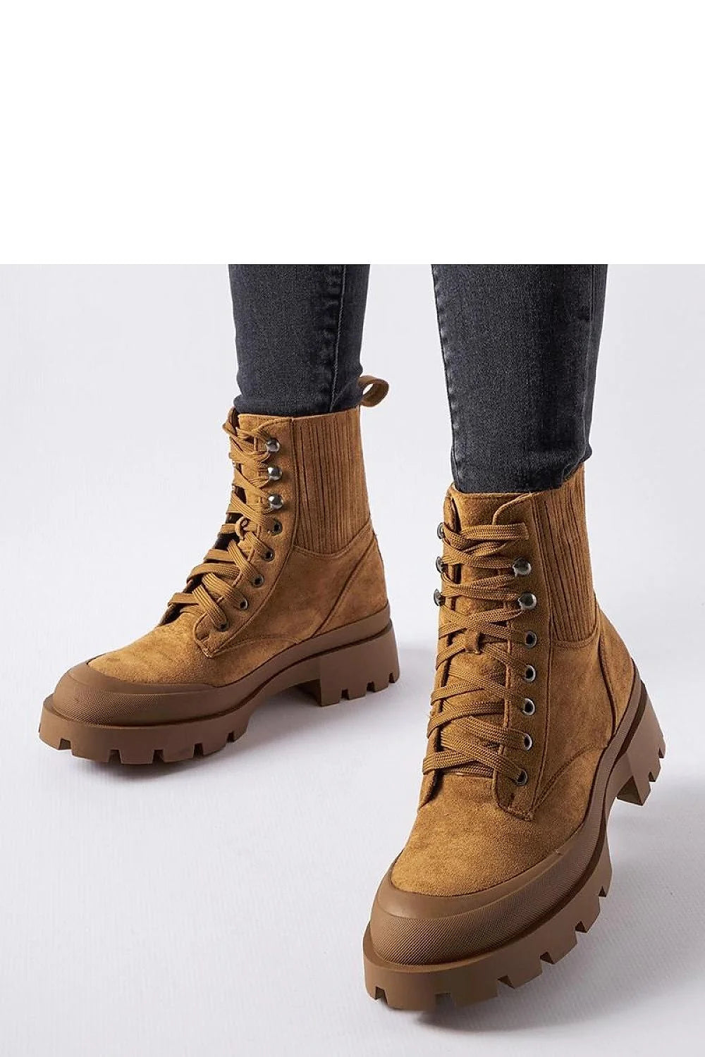 bottines femme suede camel montantes lacets oeillets metalliques semelle crantee gomme talon compense bout rond col cotele renforce robuste elegantes