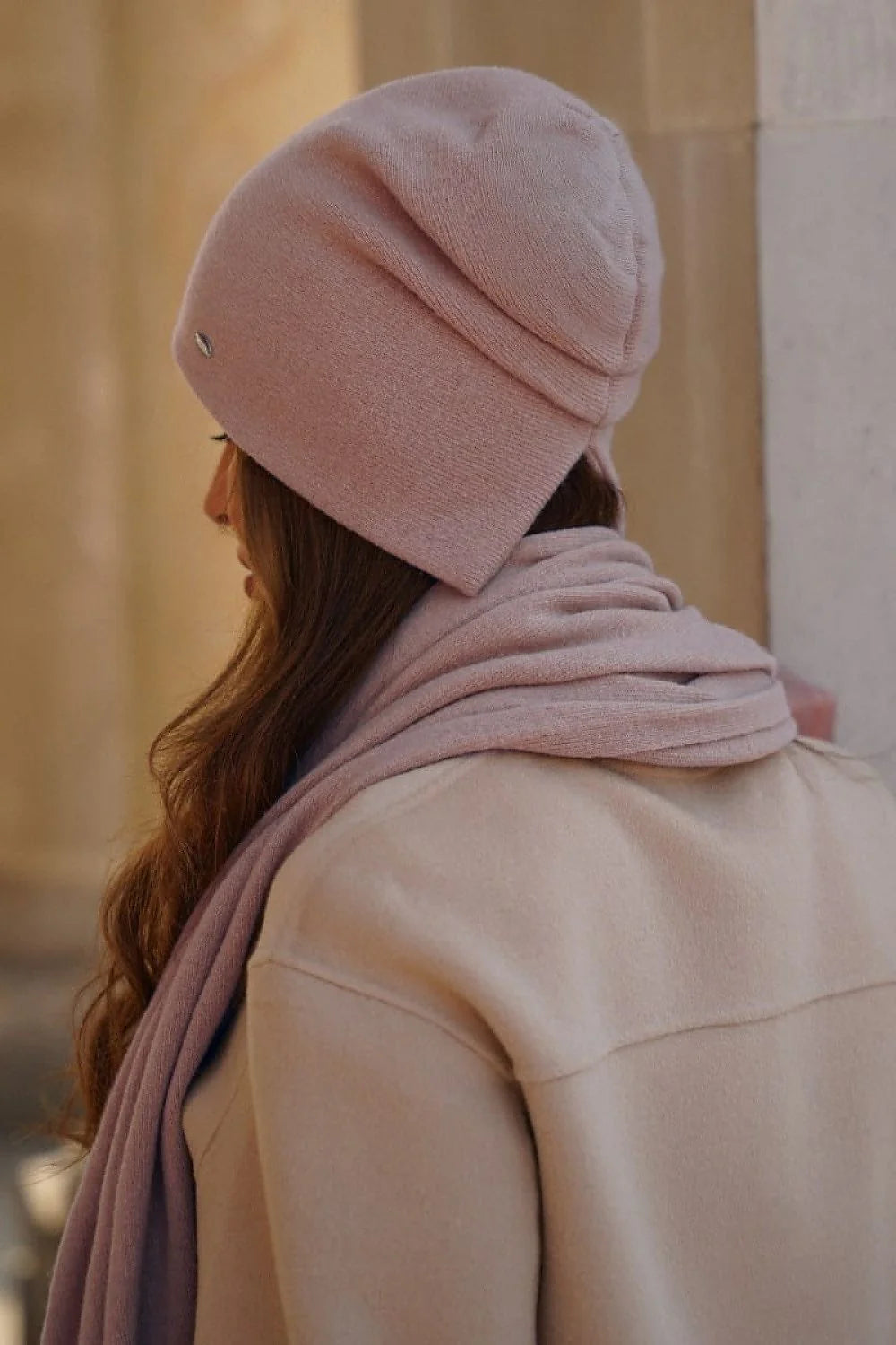Ensemble chic pour femmes veste courte ajustée bonnet écharpe laine rose poudré beige clair hiver automne mode élégant