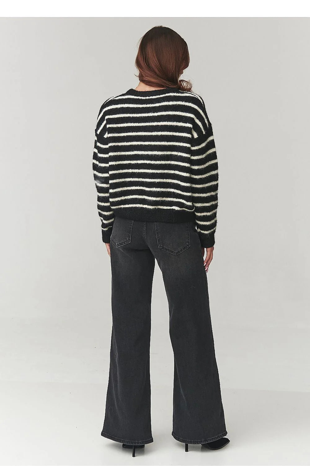 cardigan femme rayé noir blanc oversize court maille bouclée mohair doux col rond manches longues boutons dorés fleur chic