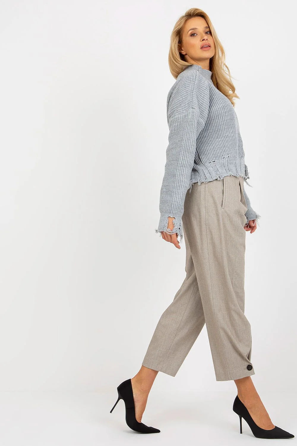 Chandail ample en laine noire pour femme, style moderne, manches longues, coupe asymétrique, finitions usées, tendance urbaine, Paris