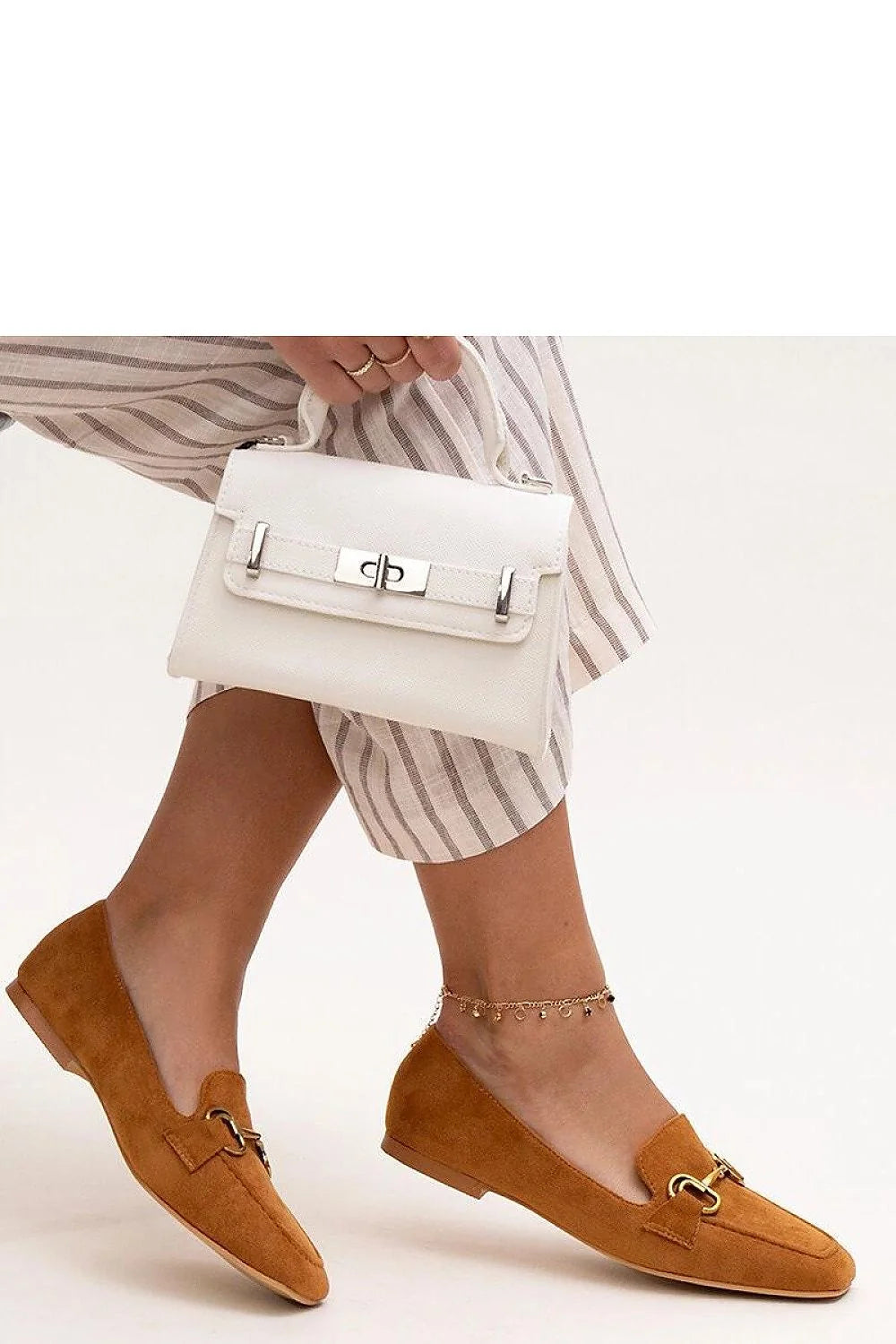 Mocassins bruns femme style décontracté-chic ornement métal doré daim brun caramel semelles plates confort tout la journée