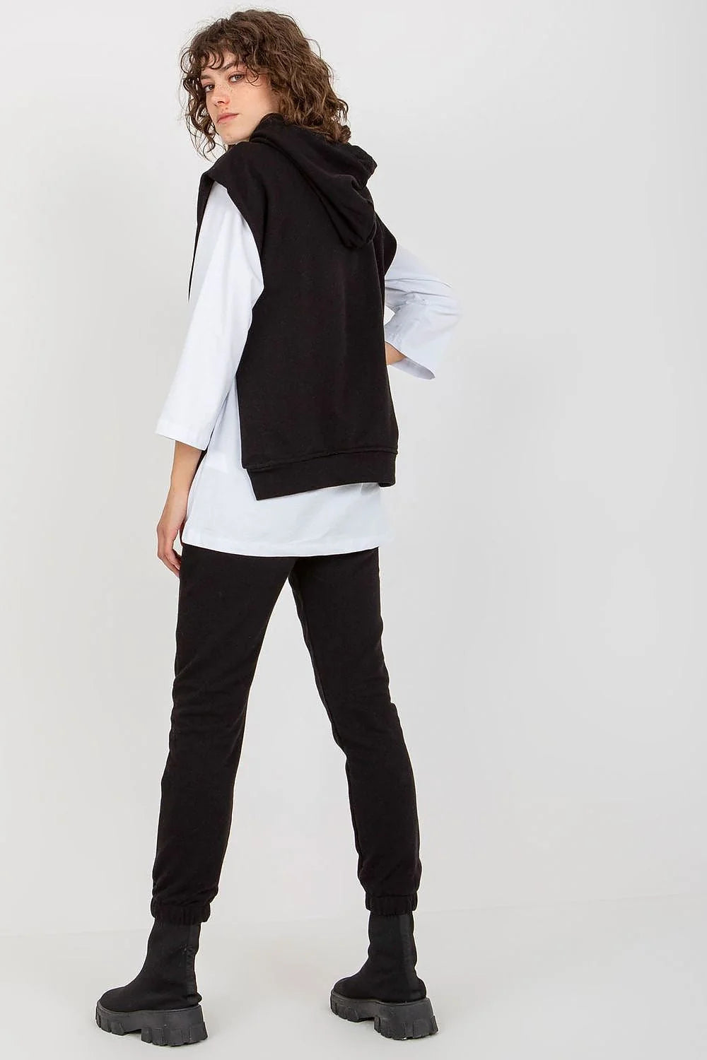 ensemble femme casual athleisure blouse sweat pantalon beige coton polyester confort moderne capuche sans manches coupe relaxed poches elastique molleton
