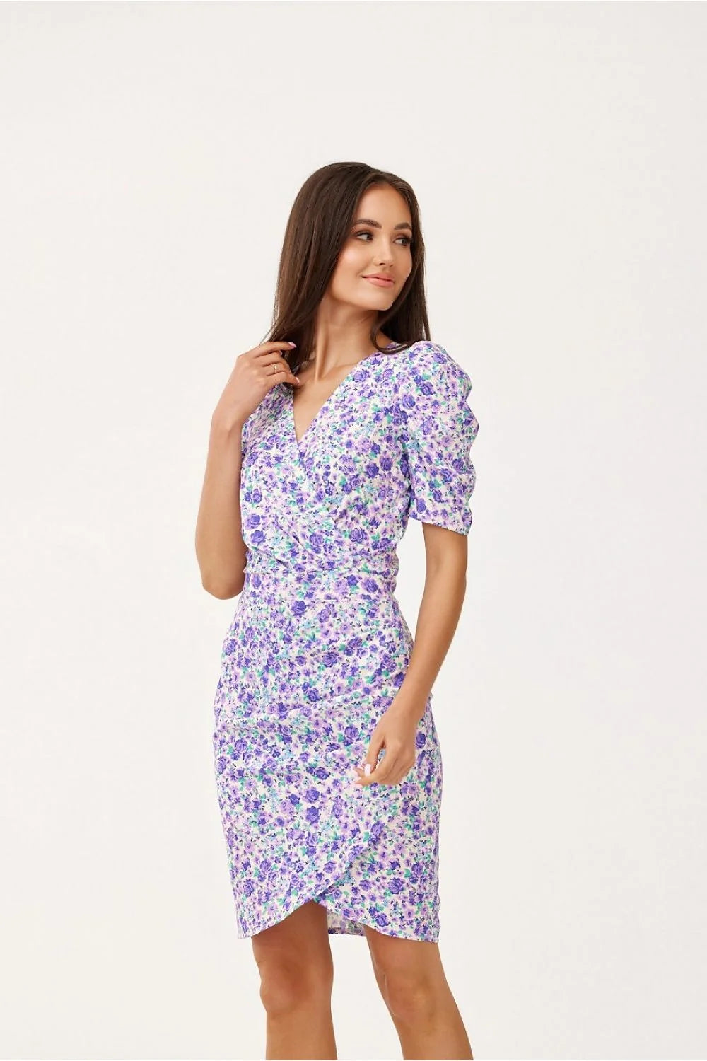 Robe de cocktail féminine motifs floraux couleurs violettes et blanches manches courtes bouffantes silhouette ajustée matière légère femme
