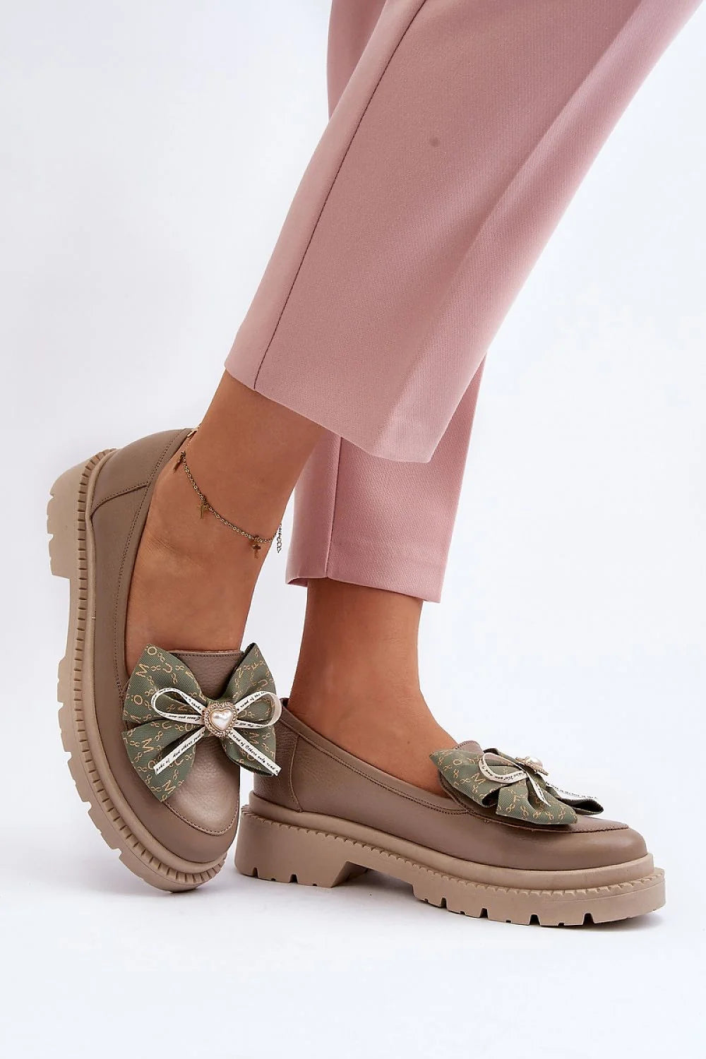 Mocassins pour femme en cuir naturel avec nœud décoratif, talon plat, bout arrondi, semelle intérieure en cuir souple, hauteur de tige 6 cm, talon 3.5 cm, plateforme 2.5 cm