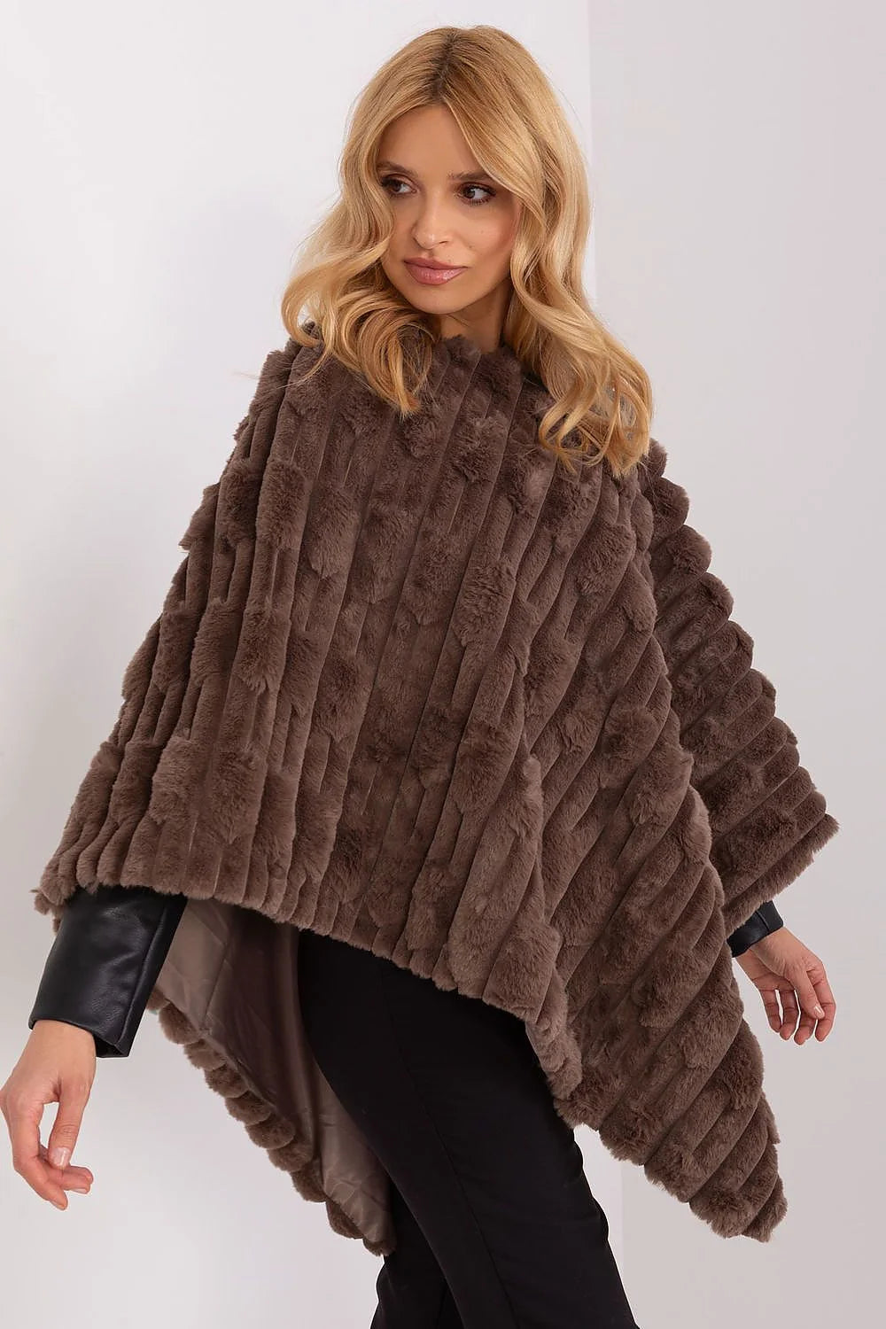Poncho en fausse fourrure pour femme, style élégant, texture en bandes horizontales, couleur marron chocolat, coupe ample et asymétrique, doublure lisse, matériau polyester, occasion spéciale et quotidienne, accessoire chic et confortable