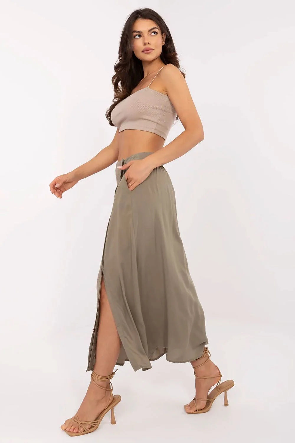 Haut court crop top bretelles fines matière extensible beige clair Jupe longue fente coupe portefeuille kaki femme