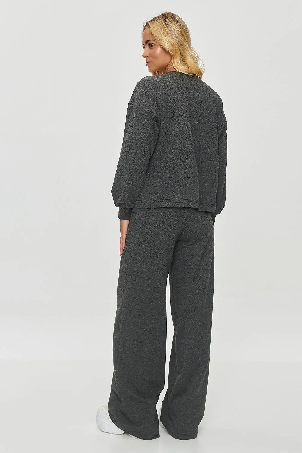 Ensemble Makadamia pull et pantalon couleur gris foncé matière douce confortable style moderne femme