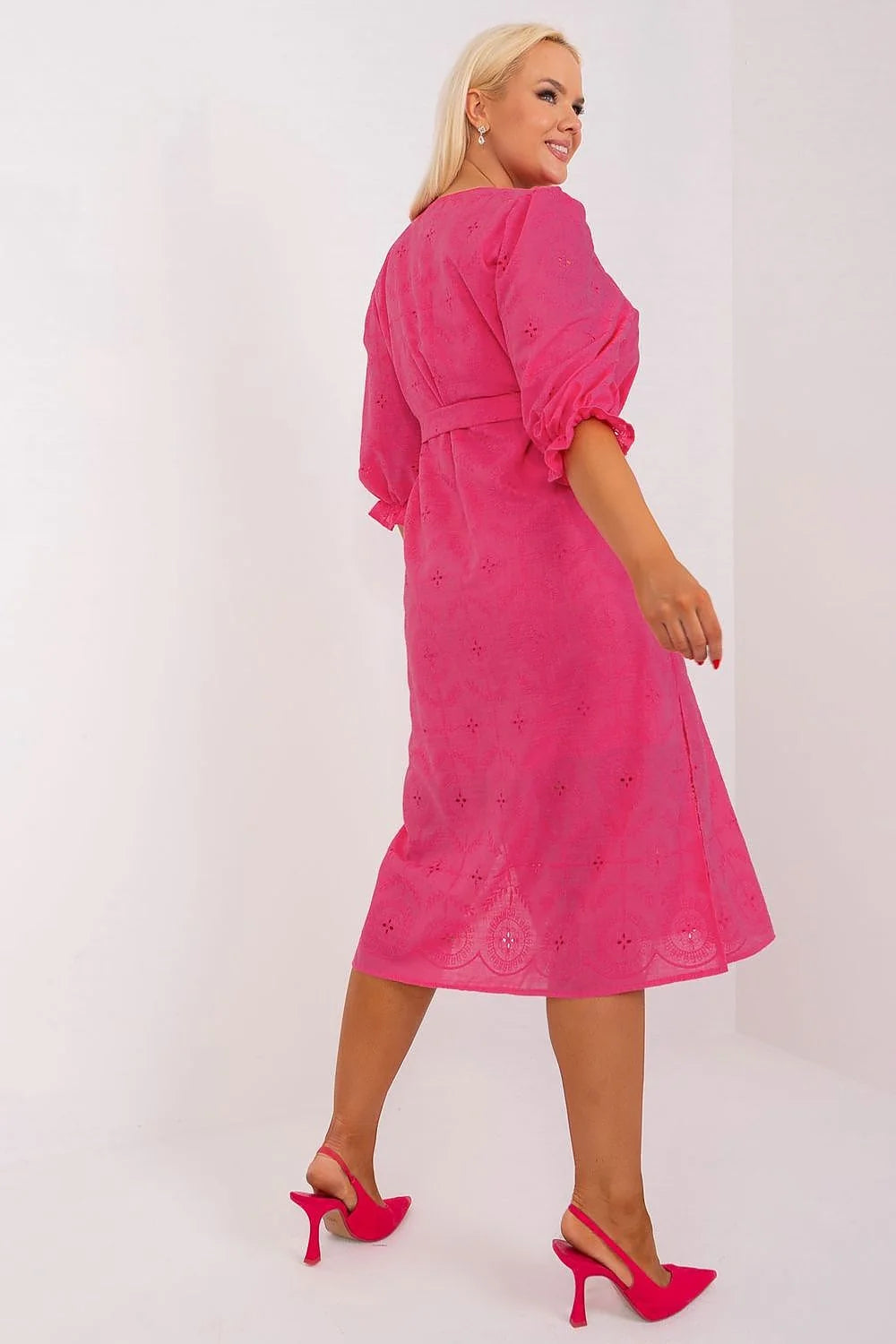 Robe grande taille élégante coton manches 3/4 encolure ronde broderie rose vif taille ajustable femme