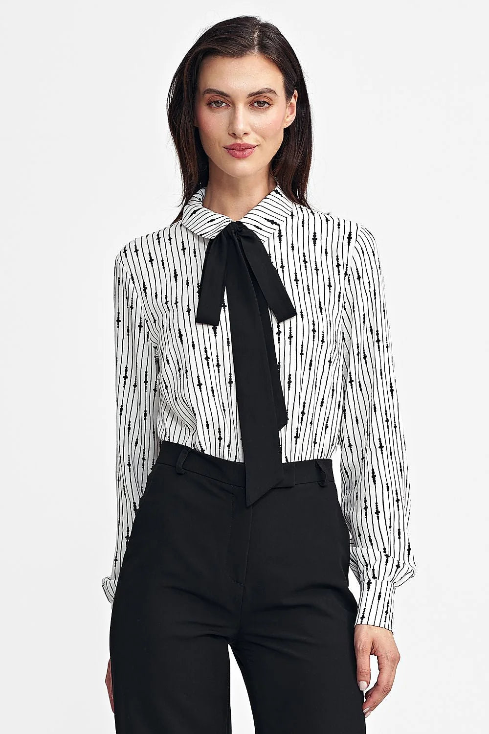 Blouse élégante femme manches longues rayures noires blanc tissu fluide col nœud noir coupe ajustée
