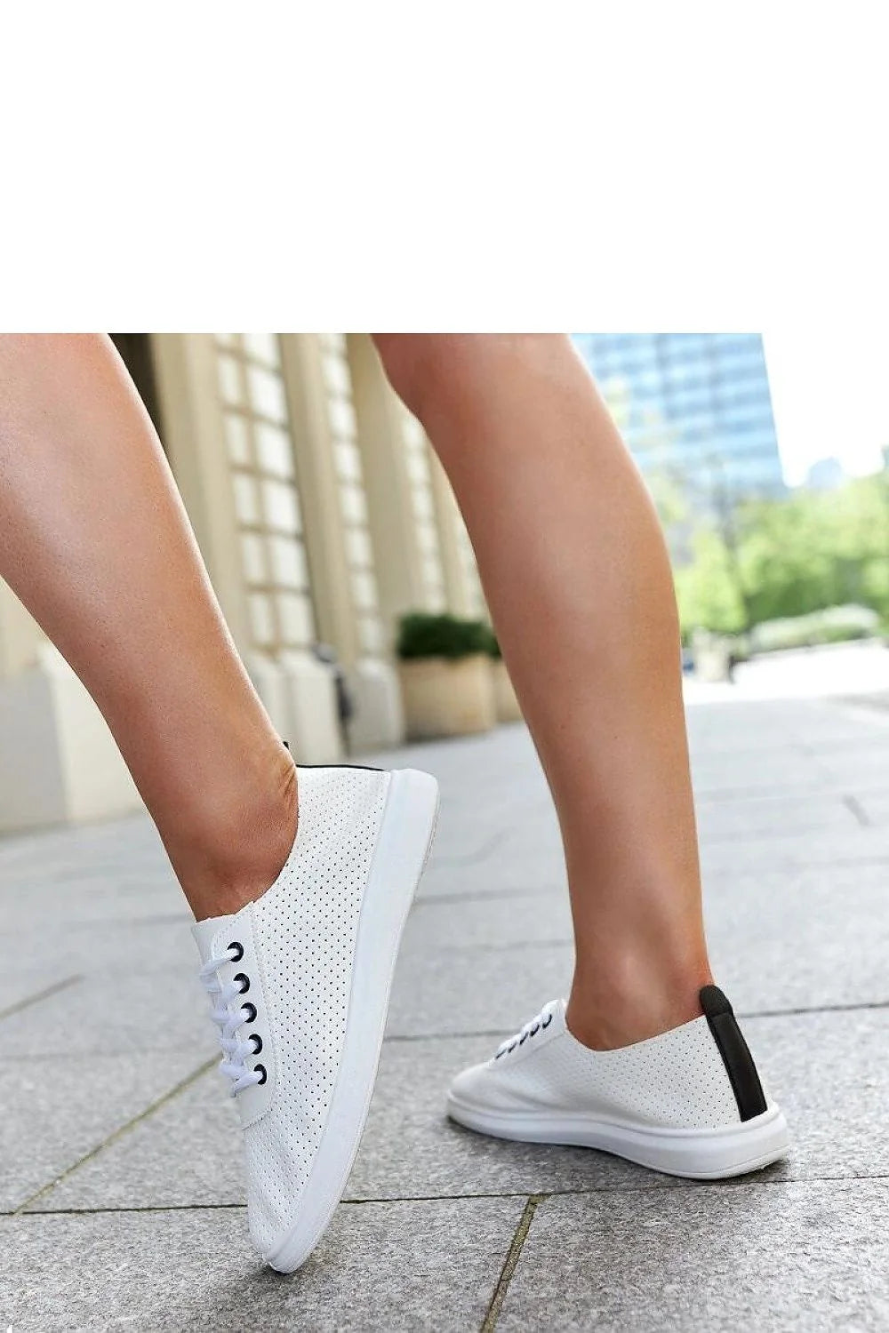 Baskets femme blanc ajouré cuir synthétique semelle caoutchouc confort style sportif modern design élégant basses lacing métallique