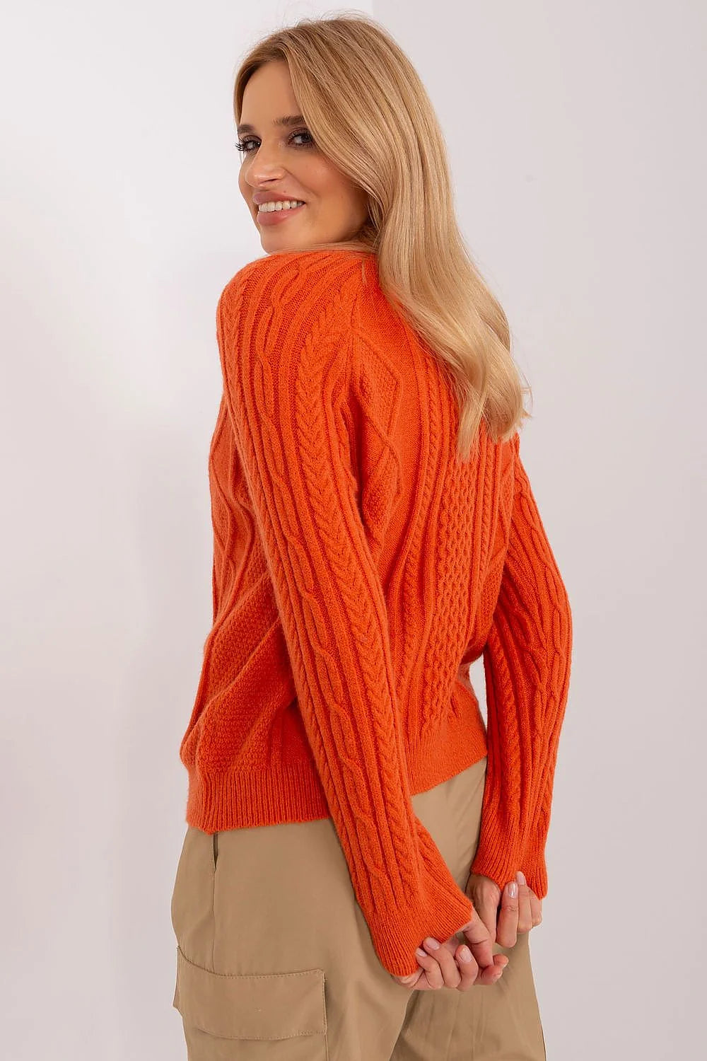 Cardigan femme maille torsadée motif losange manches longues encolure ronde boutons orange vif laine mélange fibres synthétiques coupe décontractée