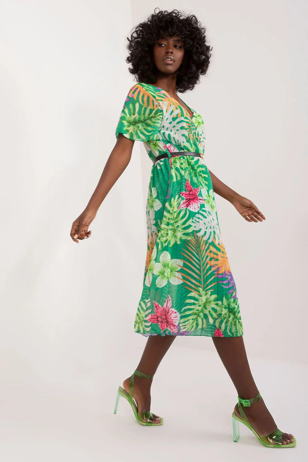 Robe estivale motif floral tropical vert orange violet rouge coupe midi col V manches courtes polyester femme