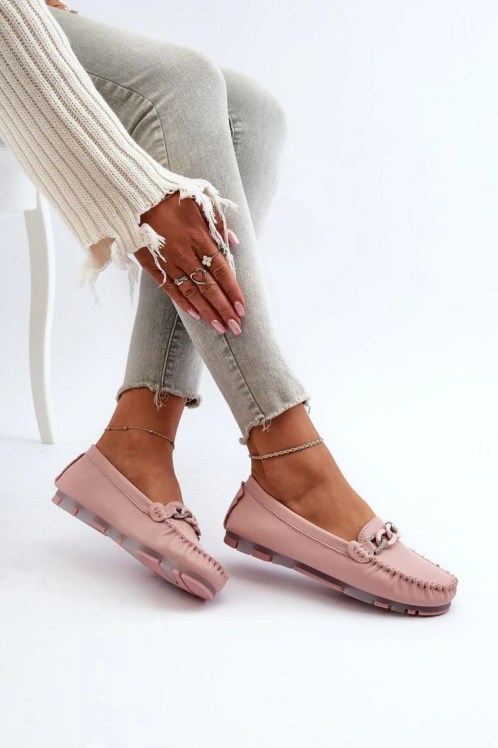Moccasins en cuir naturel pour femme, style élégant, semelle en caoutchouc, chaîne décorative, confort toute la journée, design moderne