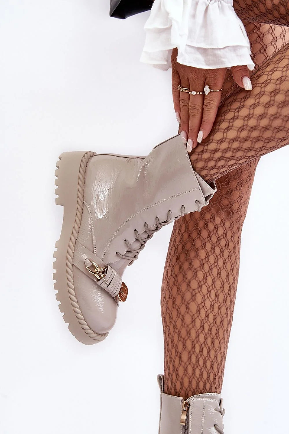 Bottes pour femmes design moderne audacieux cuir vernis beige doré zip latéral style militaire tendance occasion urbaine soirée