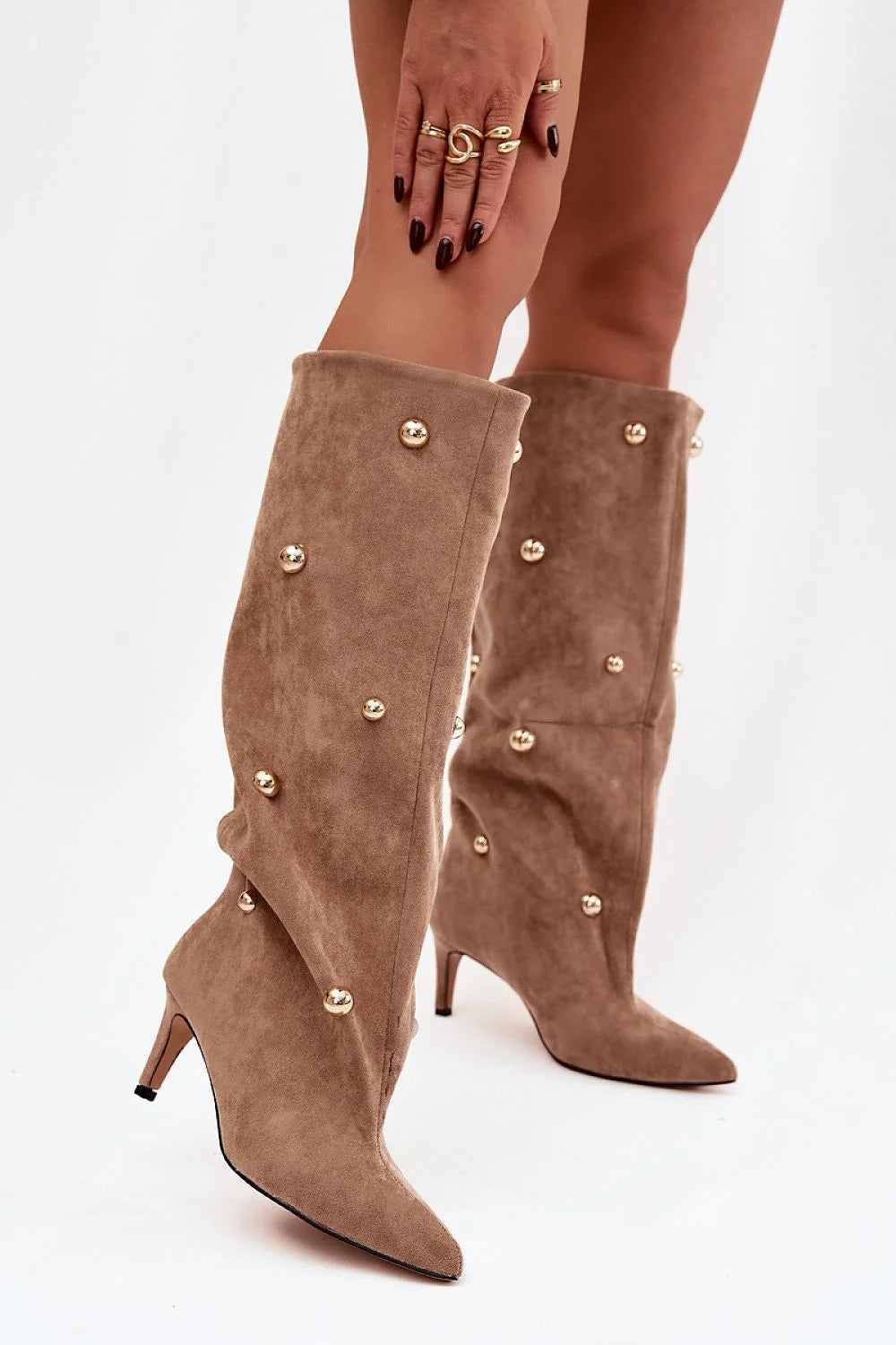 bottes femme simili daim taupe montantes bout pointu talon fin kitten 7cm clous metalliques dorés elegante soiree urbaine