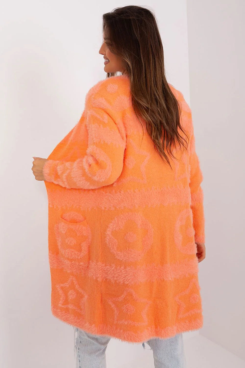 Cardigan femme longueur midi motif étoiles grandes maille douce couleur pêche orangé style décontracté manches longues poches avant ouverture sans boutons moderne look casual