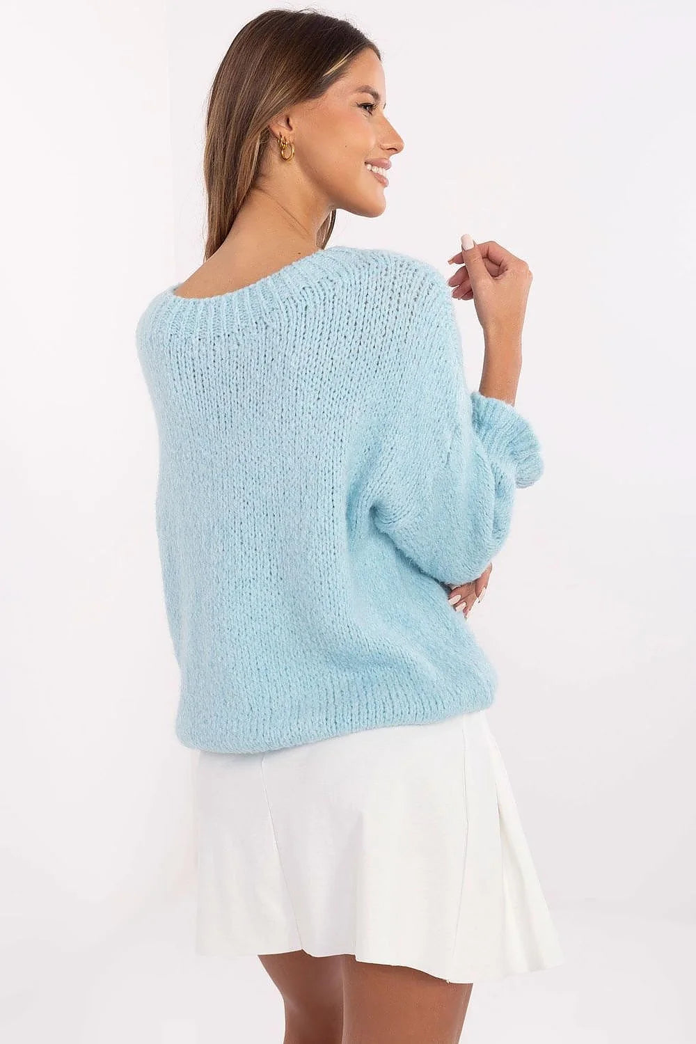 pull femme maille épaisse brossée bleu pastel col rond coupe ample longueur hanches manches trois quarts volantées poignets froncés