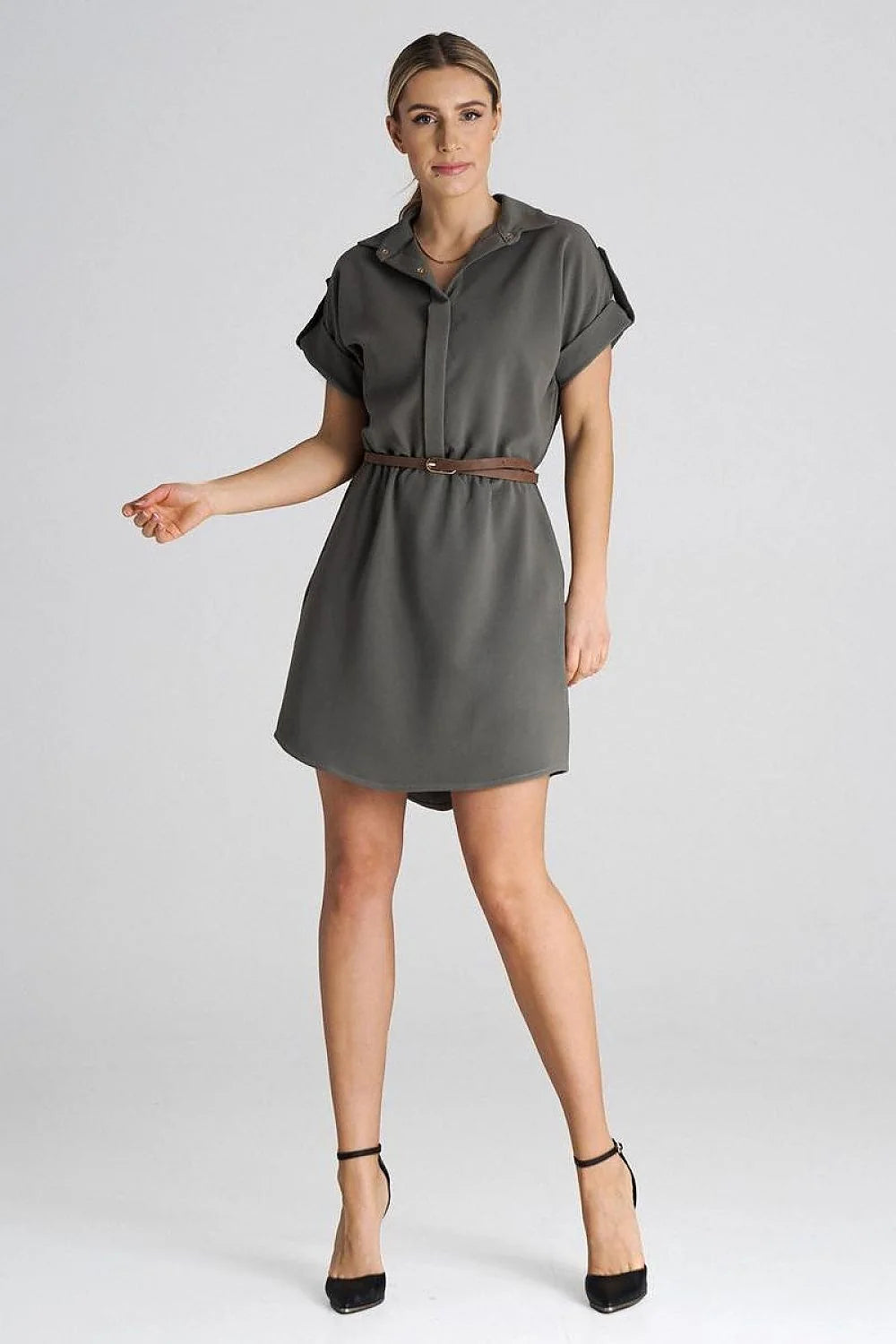 Robe de jour élégante pour femme en tissu fluide, coupe droite, ceinture marron, style casual-smart, coloris gris foncé ou kaki, facile à assortir