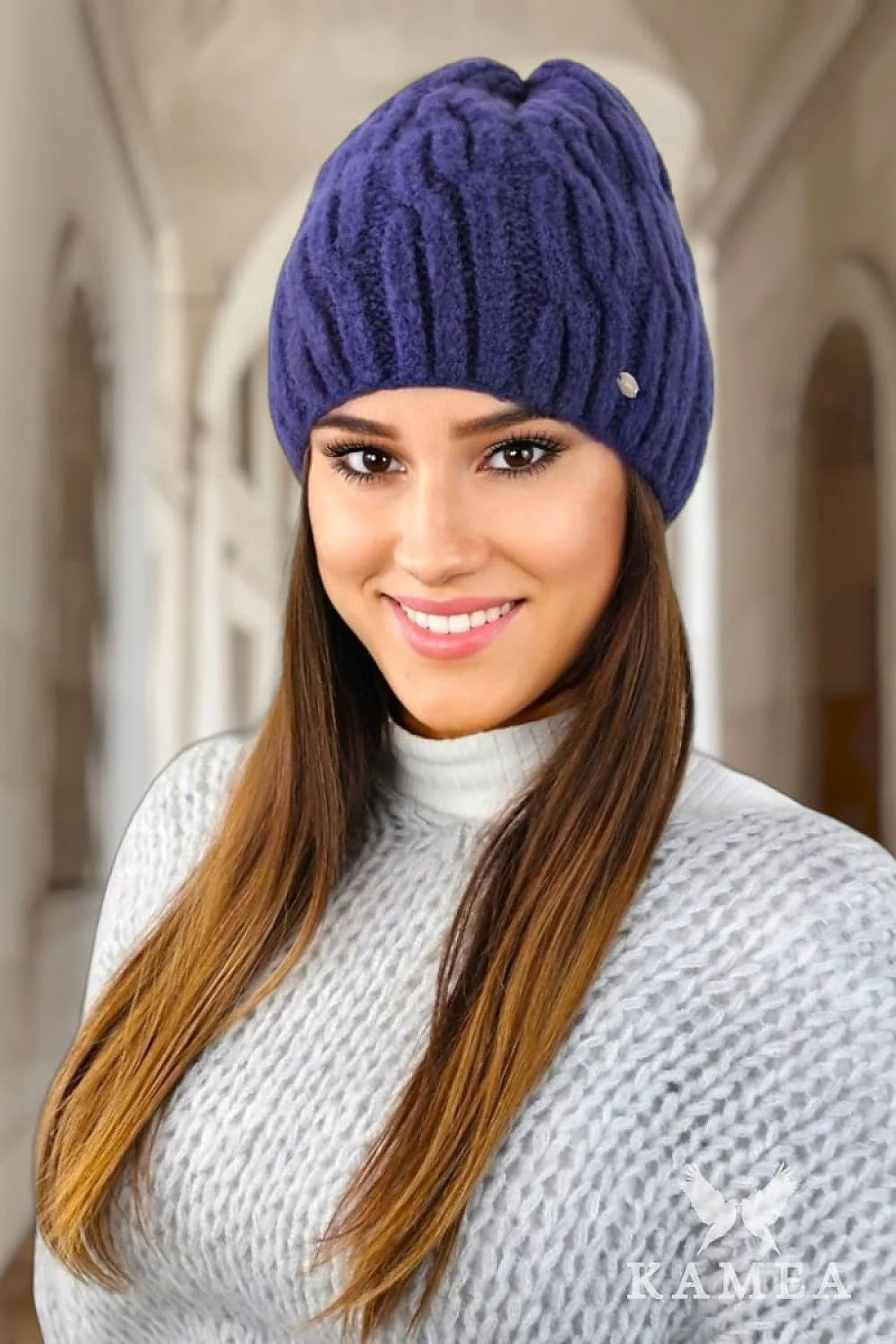 bonnet hiver maille épaisse côtelée torsadée bleu profond violet moelleuse chaude ajustée coupe ample bordure métallique discrète chic