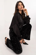 pantalon palazzo noir paillettes scintillant taille haute coupe large fluide chemisier satin oversize manches longues poignets plumes élégant soirée luxe