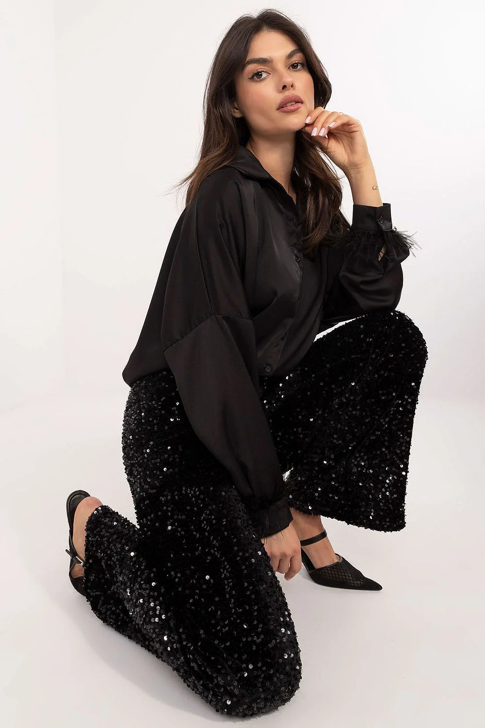 pantalon palazzo noir paillettes scintillant taille haute coupe large fluide chemisier satin oversize manches longues poignets plumes élégant soirée luxe