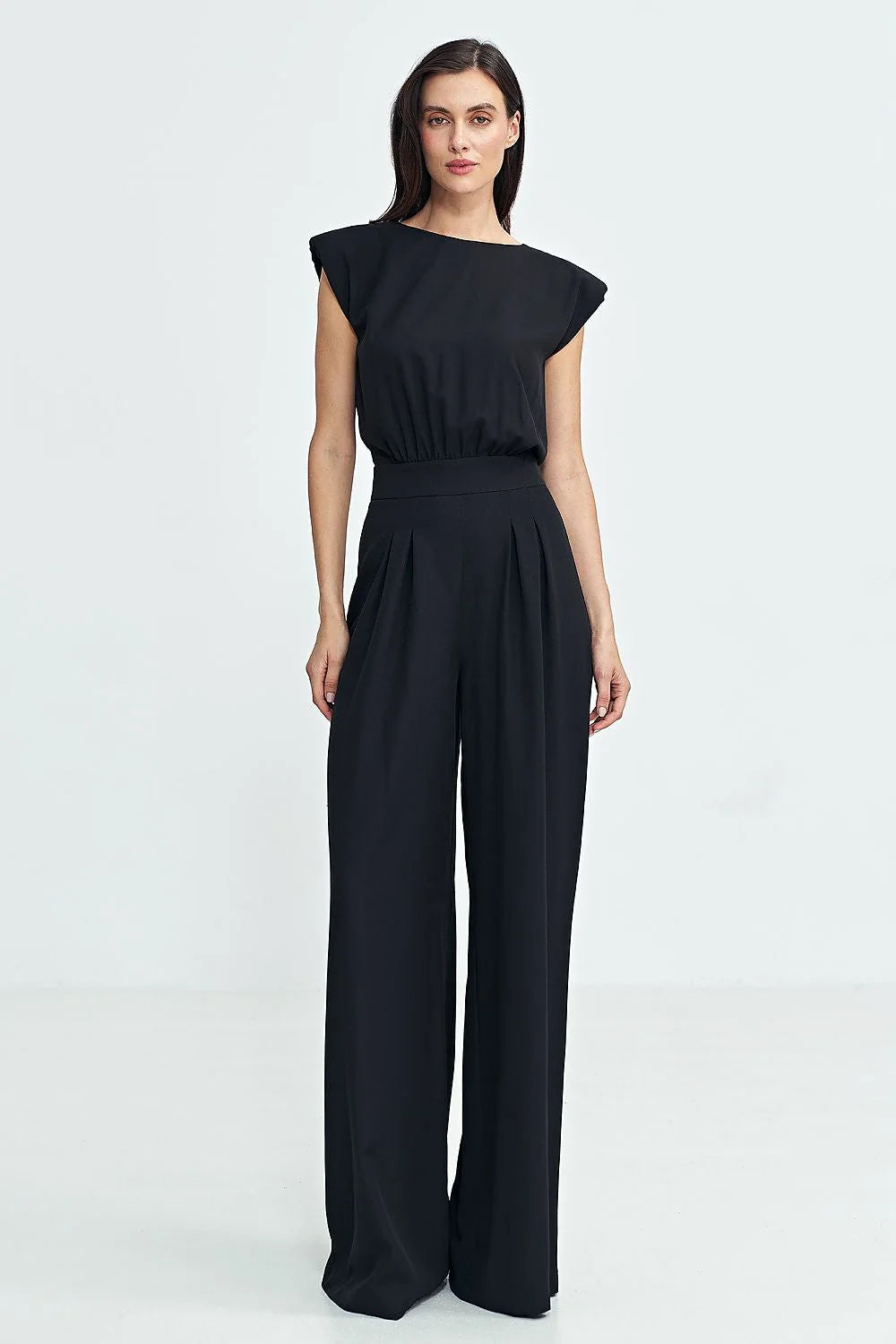 Combinaison élégante pour femmes sans manches épaules structurées neckline rond haute taille buste ajusté couleur noire matière légère fluides occasions formelles soirées