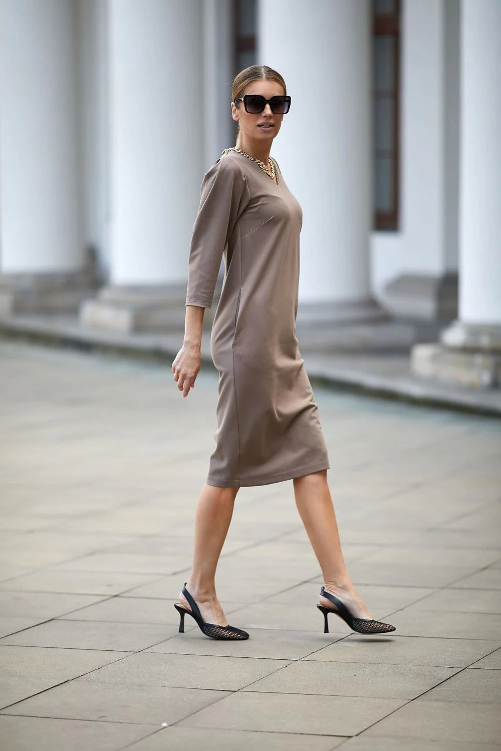 Robe élégante taupe La Aurora manches 3/4 extensible pour femme style moderne et confortable