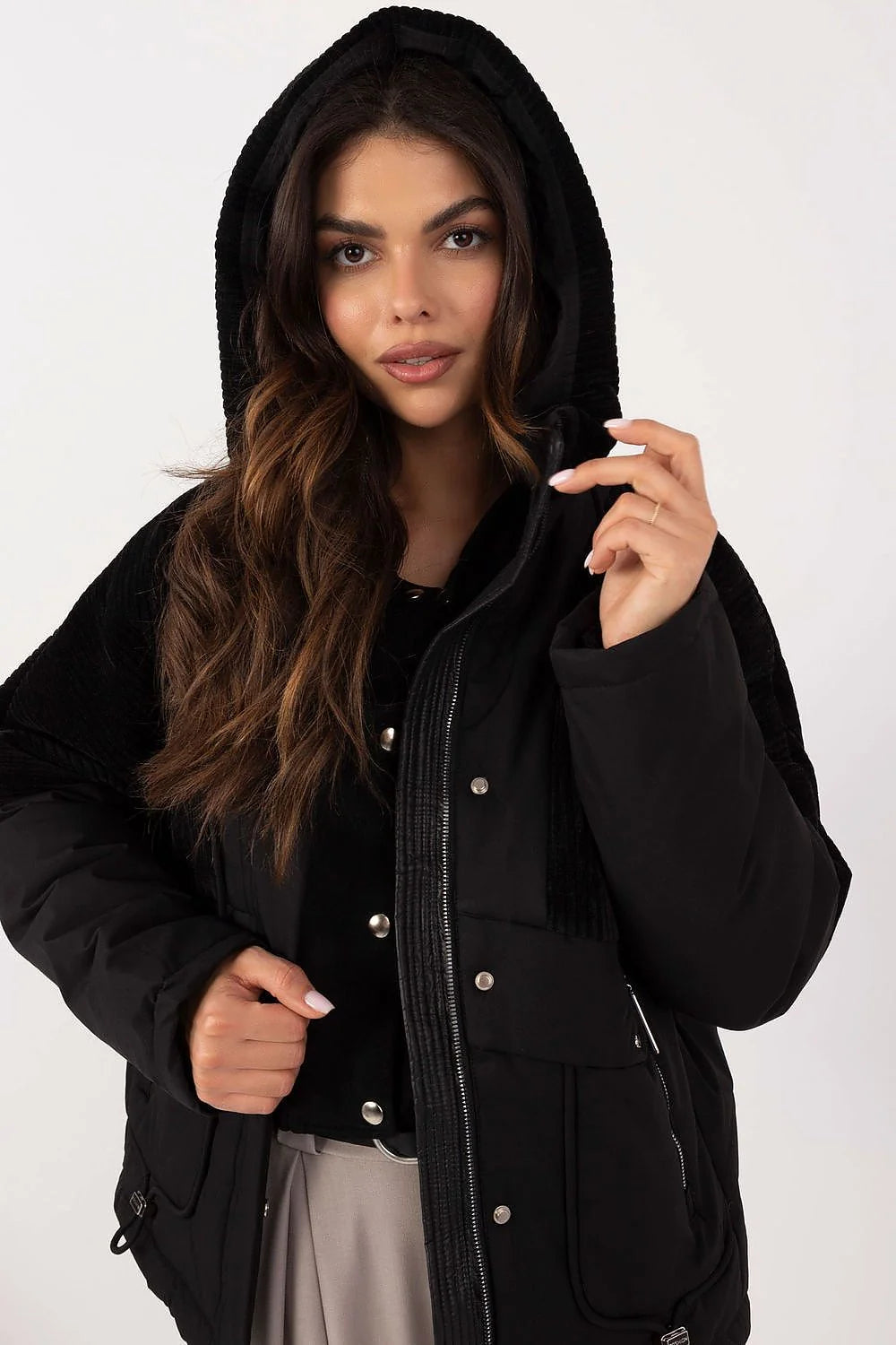 Veste urbaine moderne pour femme en polyester noir avec capuche fixe, poches zippées, finitions métalliques et coupe décontractée