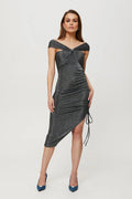 Robe de soirée élégante maille métallique asymétrique gris argenté femme coupe ajustée encolure cœur épaules dégagées