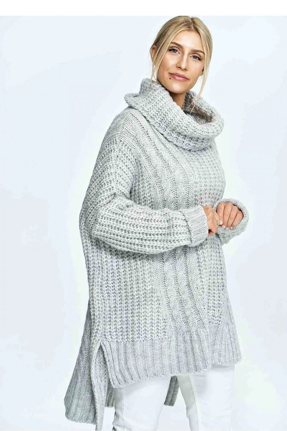Pull pour femme col roulé ample en maille tricotée grise claire matières mixtes saison automne-hiver coupe loose