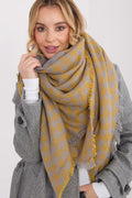écharpe châle oversize carré plaid carreaux jaune moutarde gris grande maille tricotée douce bords effilochés franges délicates tombé enveloppant cocooning