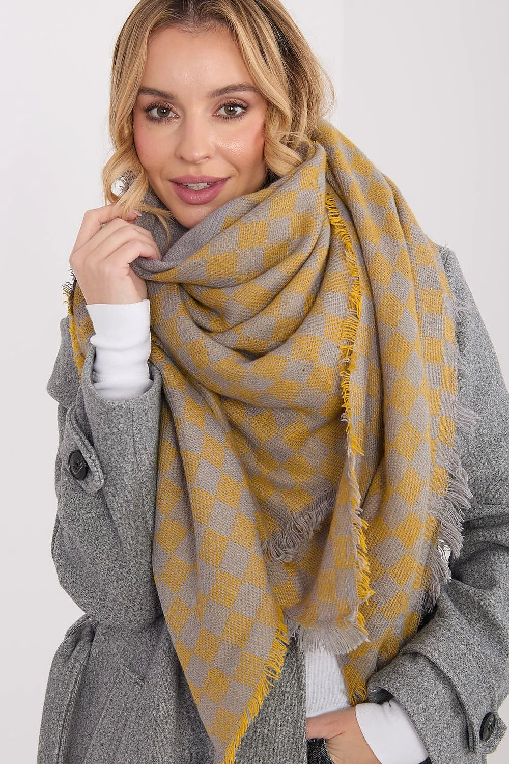 écharpe châle oversize carré plaid carreaux jaune moutarde gris grande maille tricotée douce bords effilochés franges délicates tombé enveloppant cocooning
