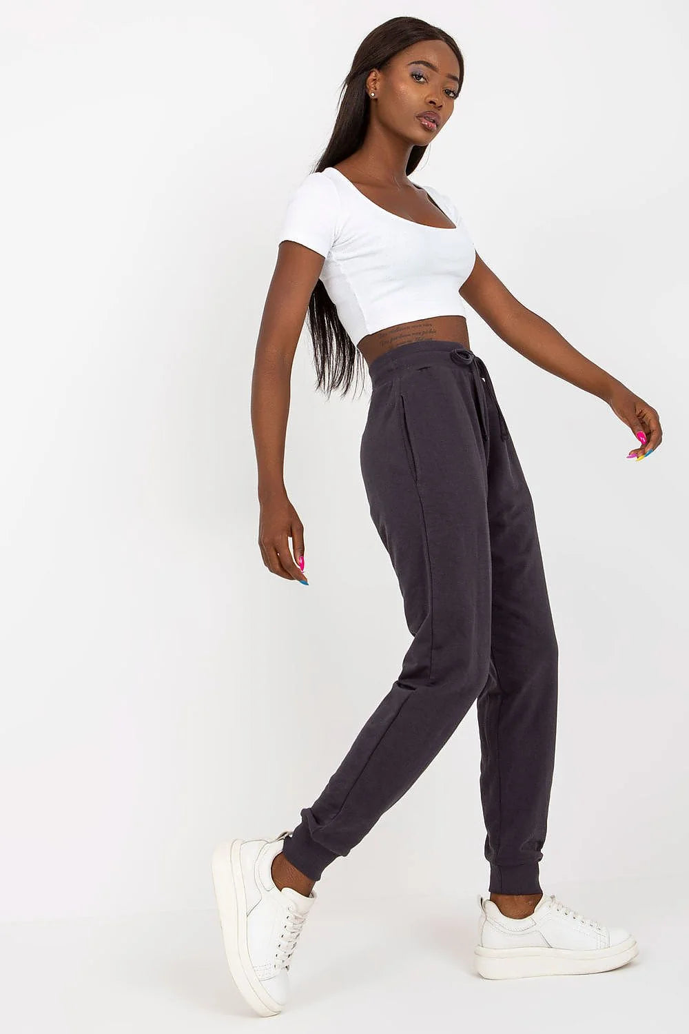 Tenue décontractée pour femme crop top ajusté et pantalon jogging gris foncé occasionnels