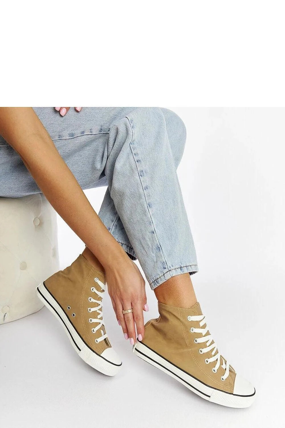 baskets montantes toile beige femme confortable respirante semelle caoutchouc blanche liseré noir bout renforcé œillets métalliques lacets rétro casual durable