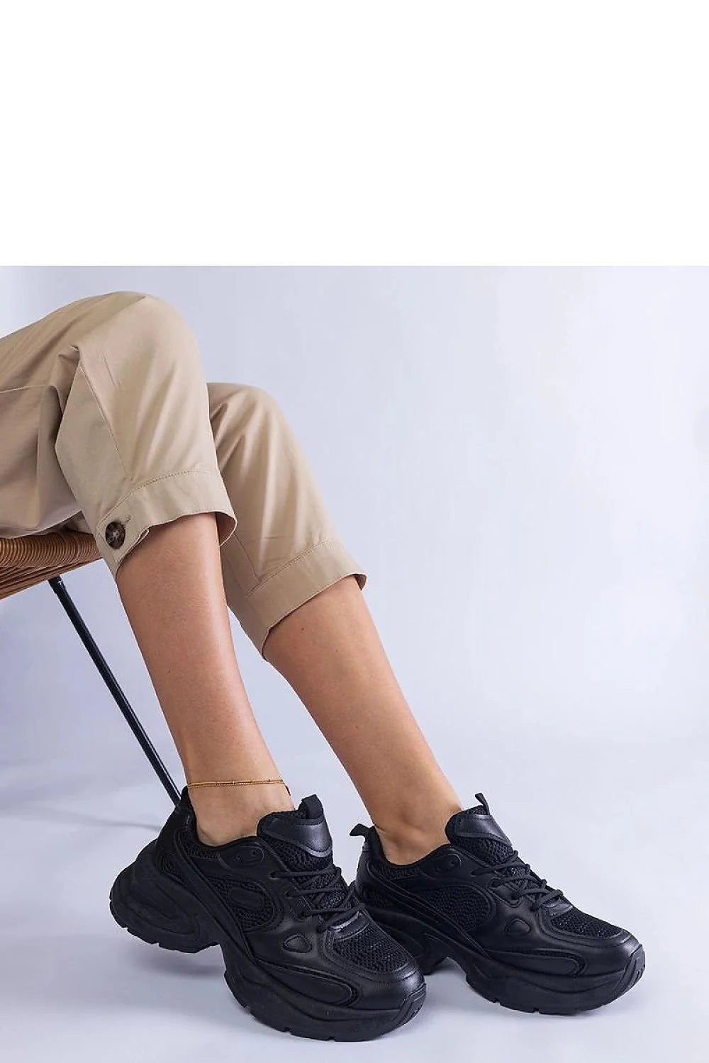 Baskets Femme Design Moderne Robuste Tige Basse Semelle Épaisse Cuir Synthétique Noire Lacets Confort Élégance