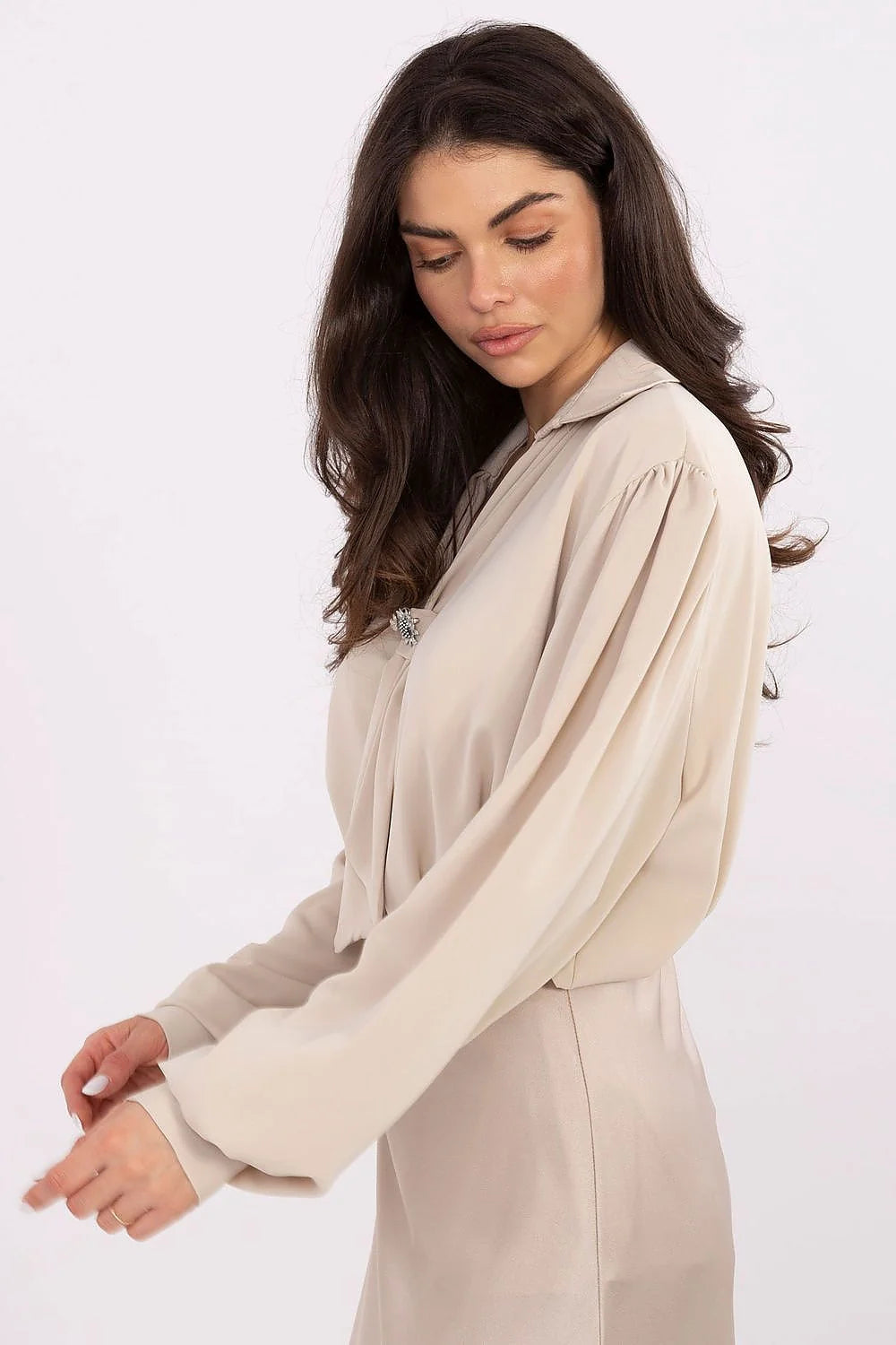 chemise élégante minimaliste féminine motif lisse polyester léger silhouette ajustée coupe prolongée mancheslongues décolleté coeur noeud brocheamovible manchesbouffantes