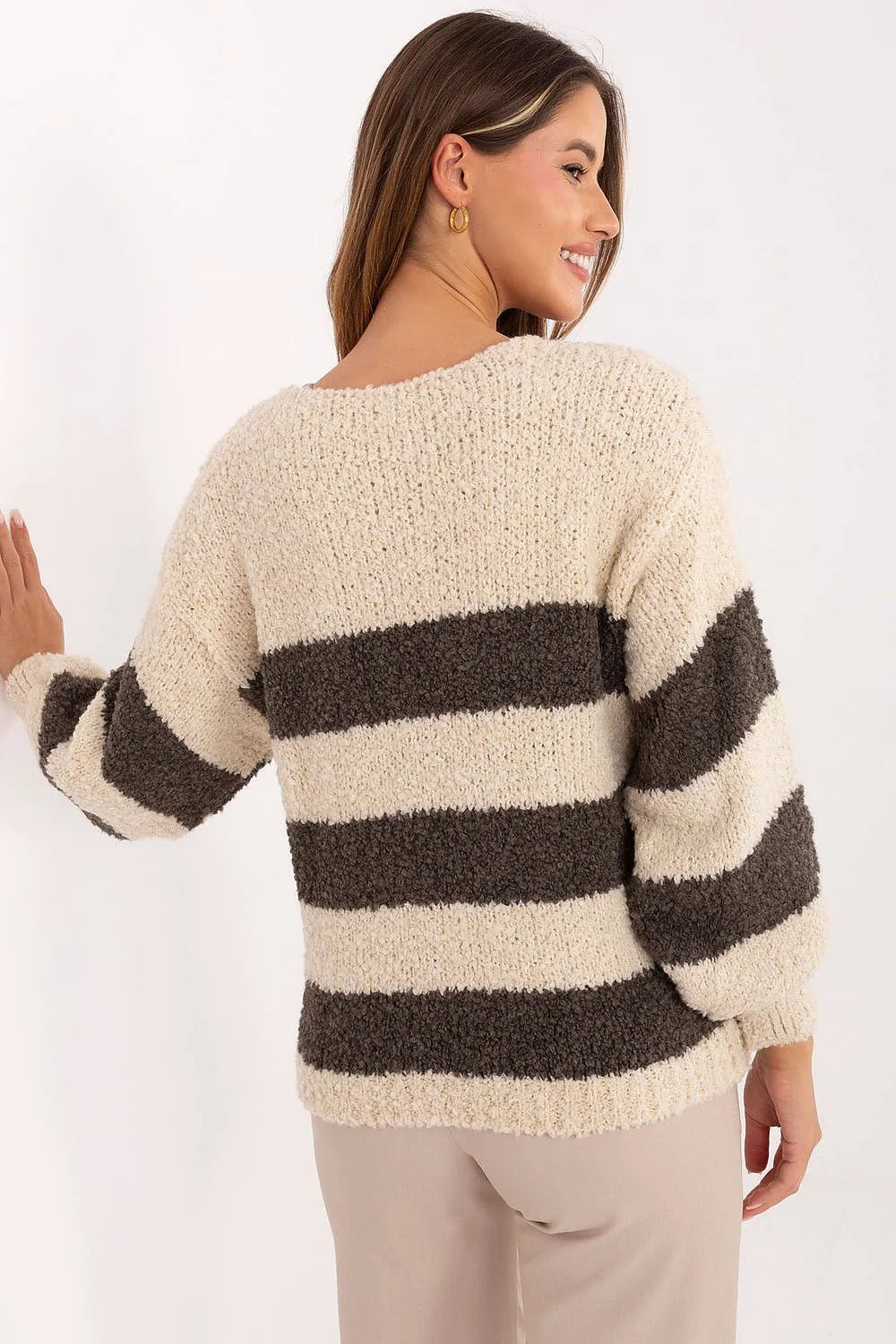 pull femme oversize maille bouclette pelucheuse rayures horizontales beige crème brun foncé encolure V manches longues ballon boxy cropped ajusté