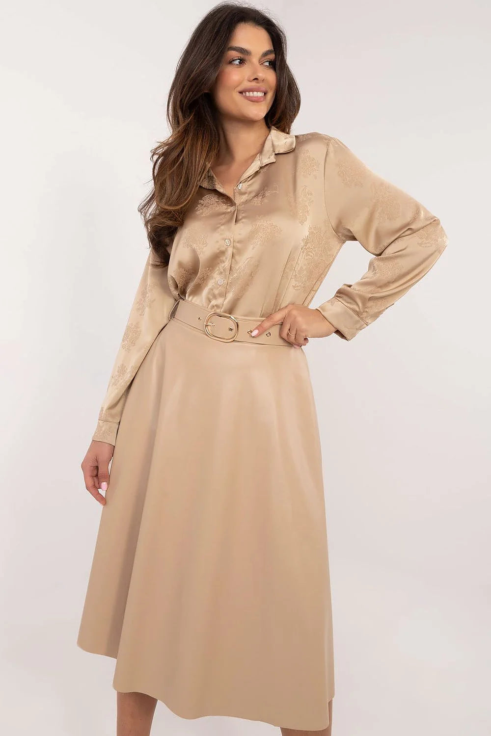 Ensemble féminin élégant et sophistiqué chemisier longues manches jupe évasée cuir synthétique beige occasion formelle professionnelle