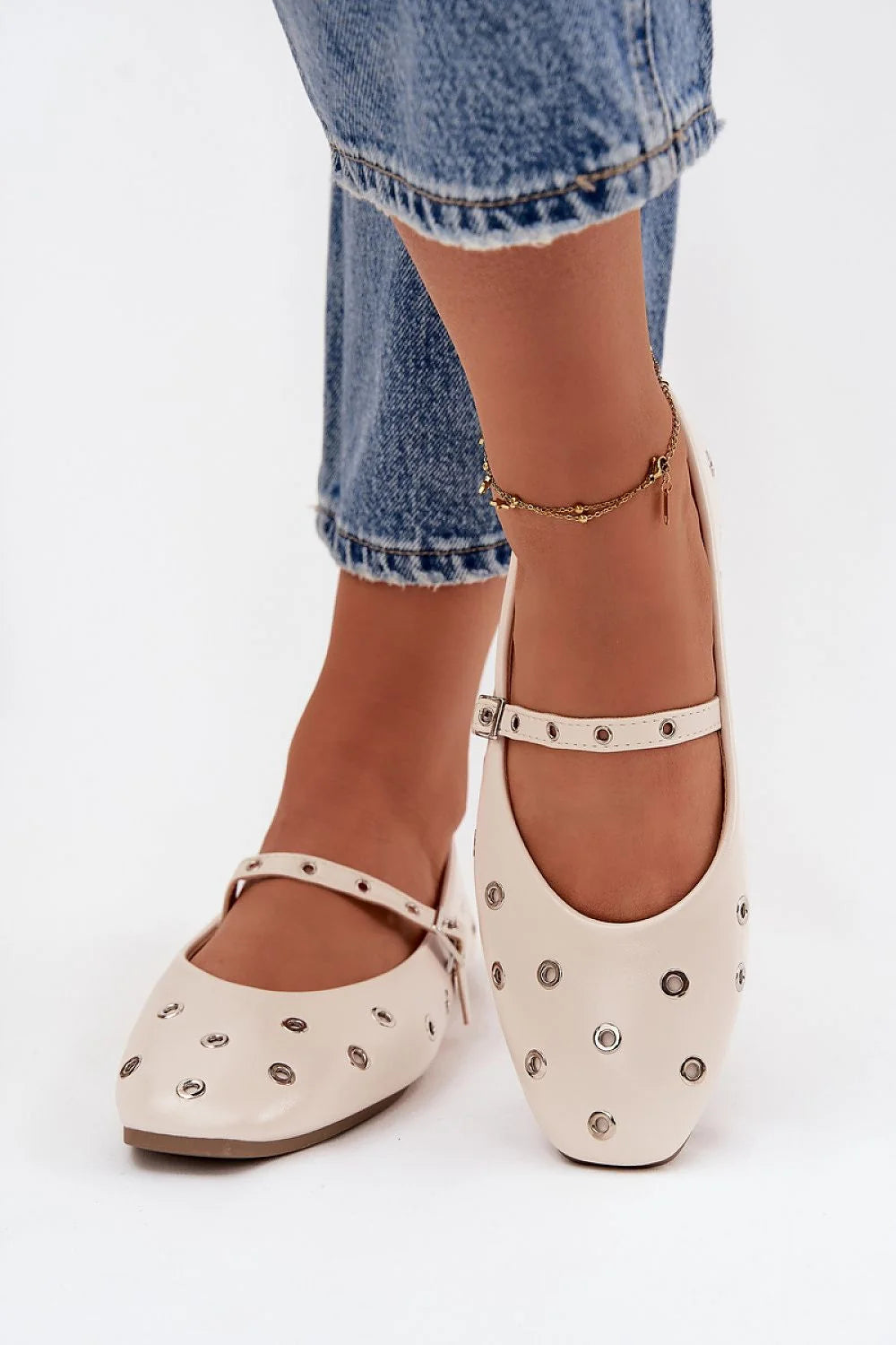 ballerines Mary Jane femme cuir synthétique beige crème bout pointu semelle plate talon bas bride réglable boucle œillets argentés