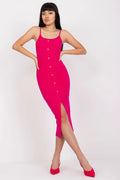 Robe midi polyester élasthanne rosé vif coupe crayon bretelles fines boutons argent fente discrète silhouette ajustée occasion spéciale