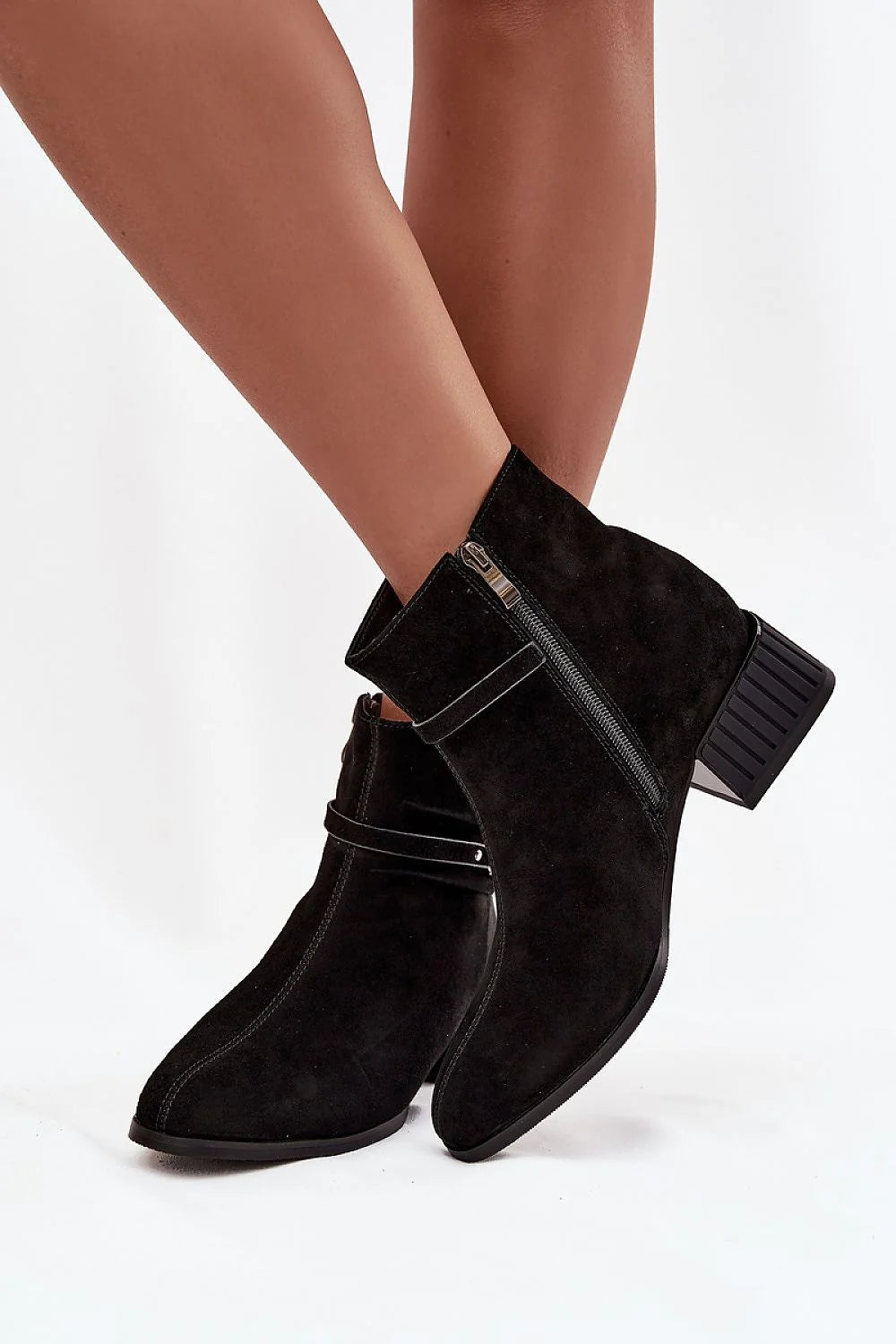 bottines daim naturel féminine élégante confortable talon bloc stable doublure chaude fermeture éclair facile enfilage bande décorative couture avant chic