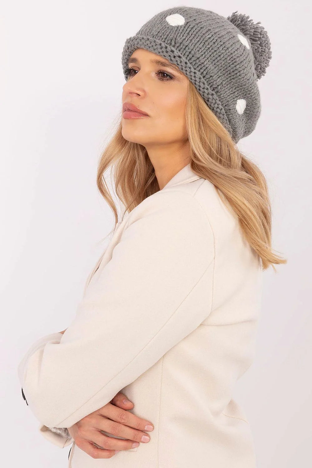Ensemble mode femme hiver manteau col revers béret maille laine blanche crème gris polka dots