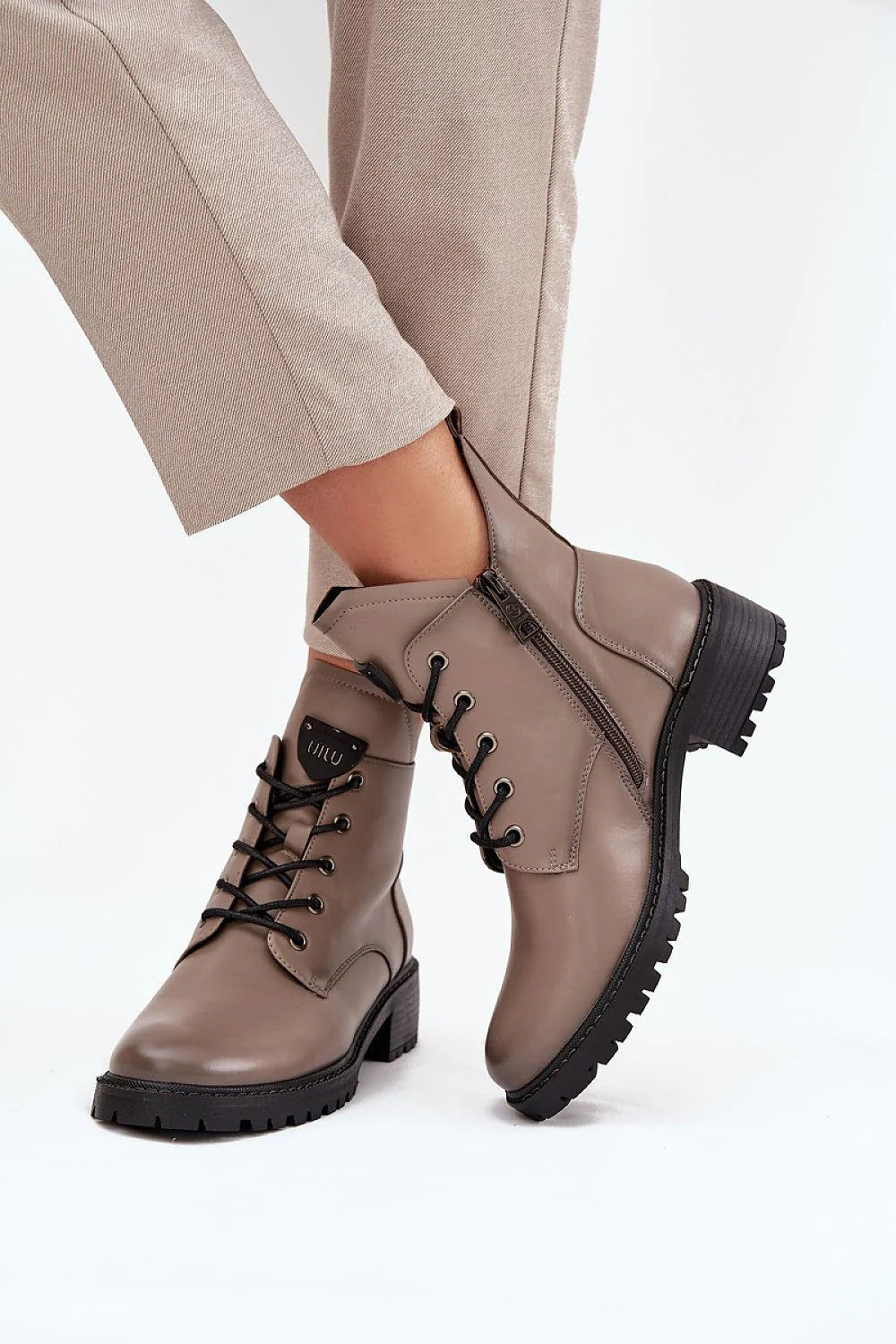 bottines Vinceza similicuir taupe lacets œillets métalliques languette siglée fermeture éclair intérieure semelle crantée talon bloc bas confortable
