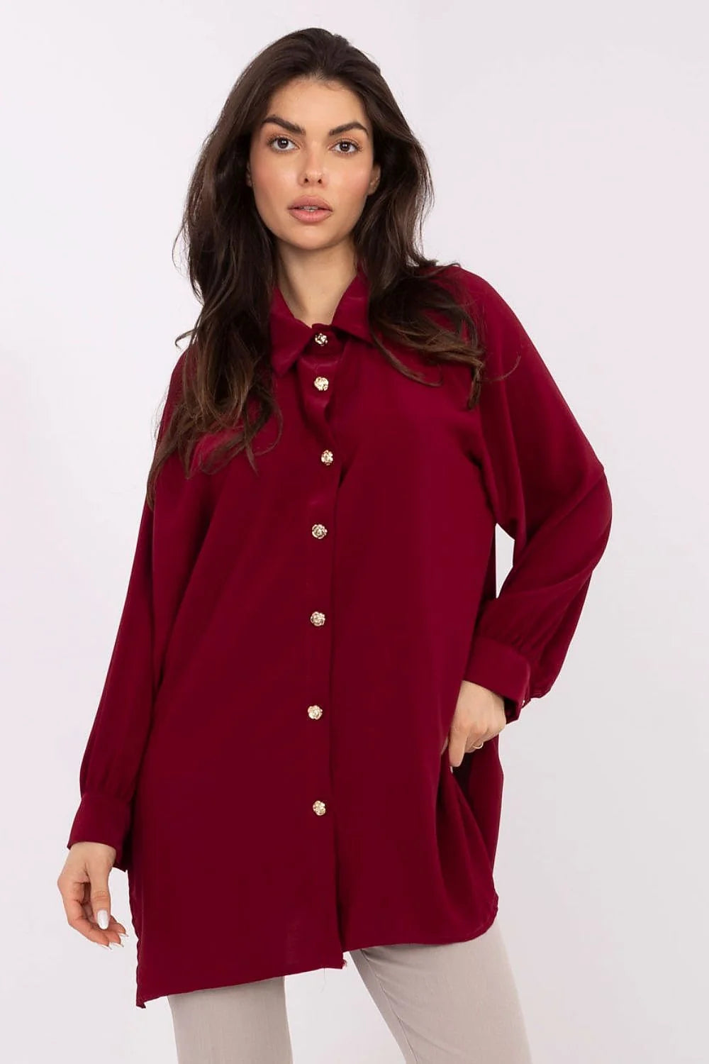 chemise femme oversize bordeaux longue tissu fluide col classique manches longues bouffantes poignets délicats boutons dorés poches latérales