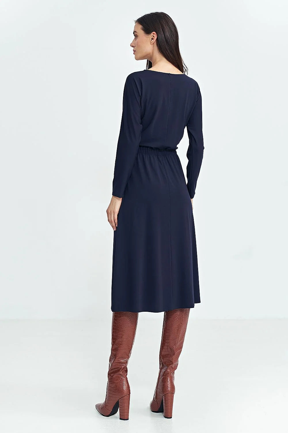 Robe de jour élégante longueur midi manches longues encolure bateau taille élastiquée en tissu fluide bleu marine femme