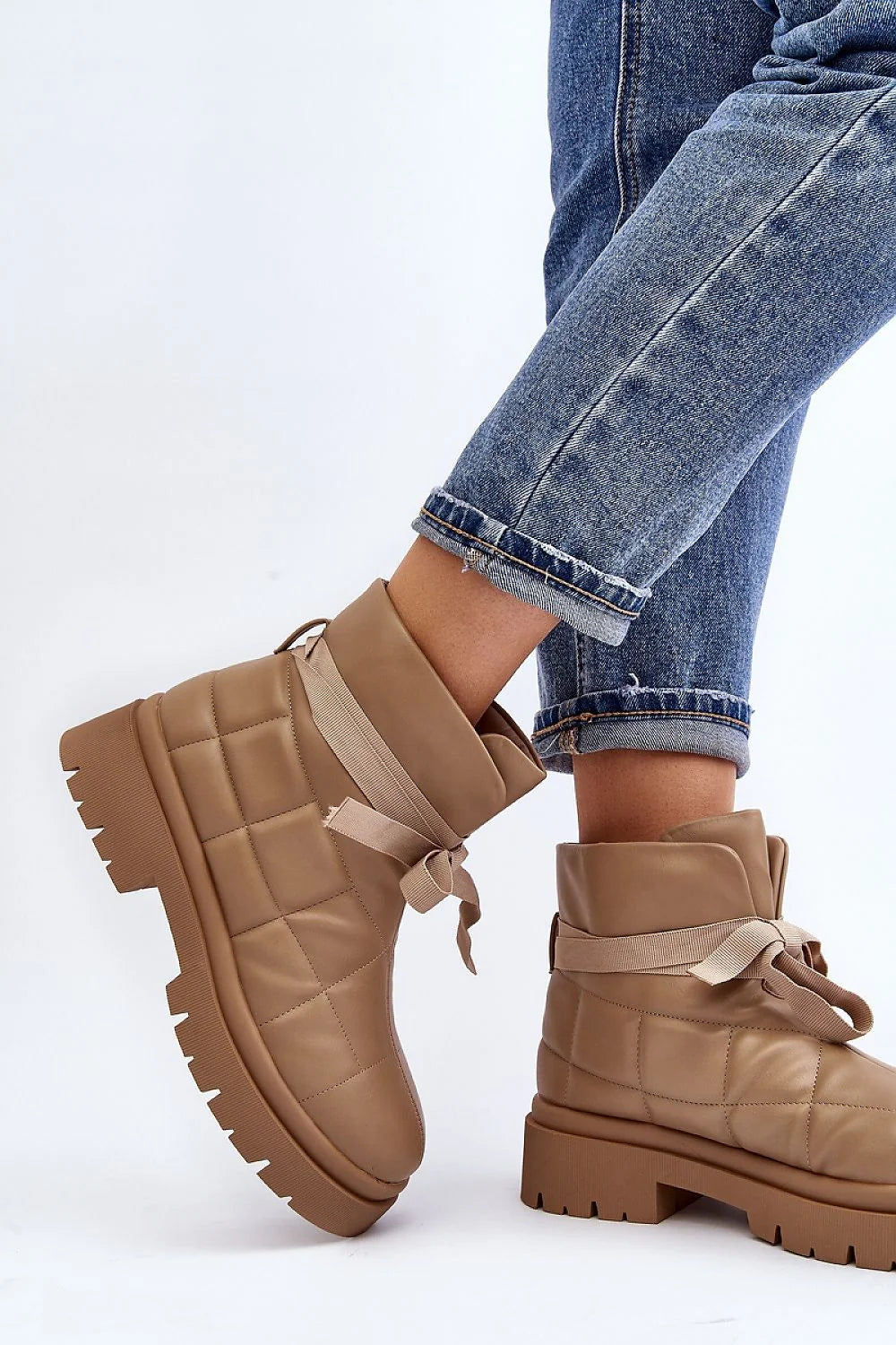 Bottines féminines modernes en cuir artificiel matelassé avec semelle épaisse et lacets larges, idéales pour les journées froides en ville