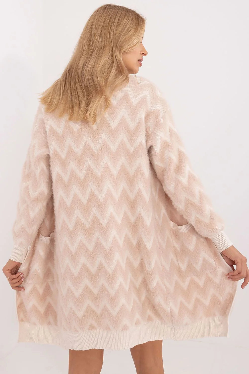 cardigan maille chevron mi cuisses oversize duveteuse moelleuse rose poudré poches plaquées manches longues bordures côtelées coupe ample confortable superposition