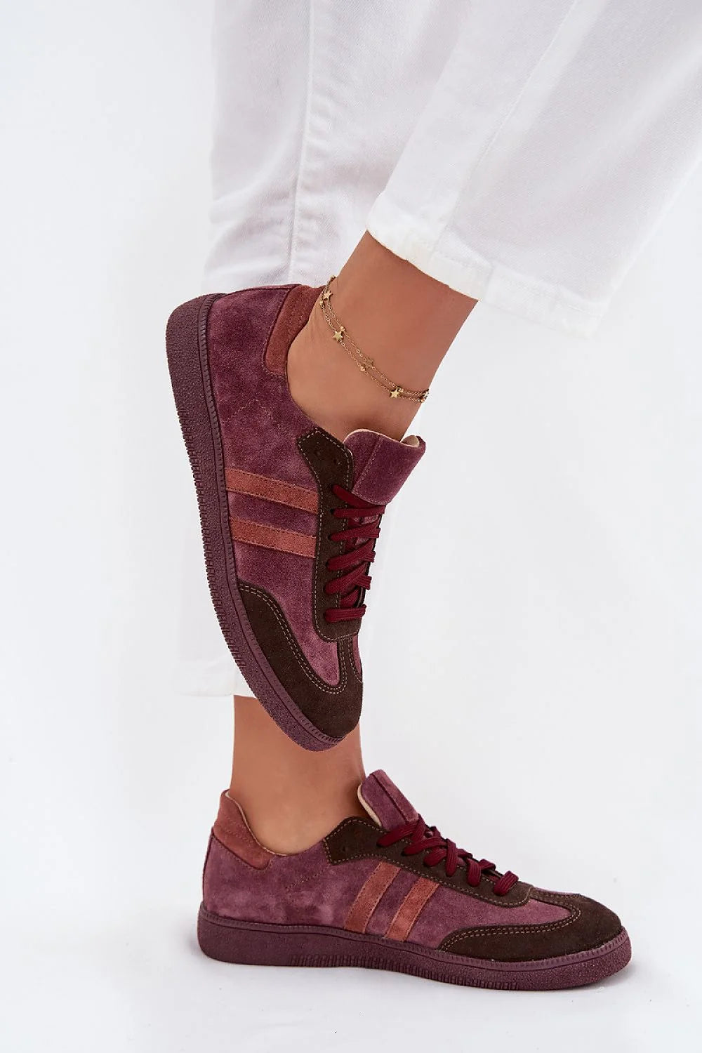 baskets femmes daim suédé bordeaux rétro empiècements contrastés surpiqûres visibles bout rond lacets assortis semelle gomme