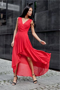 robe soirée asymétrique sans manches mousseline soie rouge vif décolleté croisé cintré taille jupe évasée volants superposés fente légère aérienne