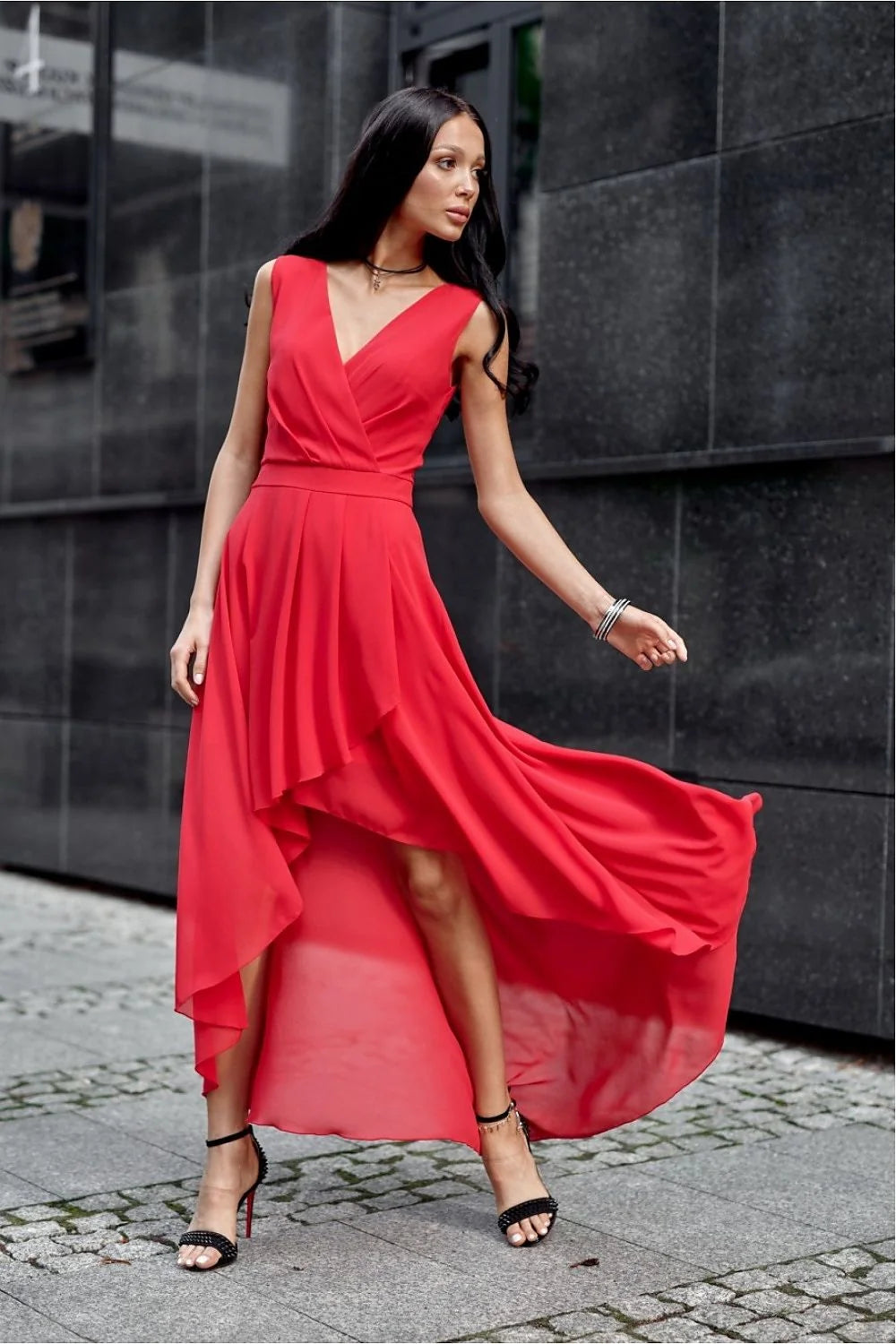 robe soirée asymétrique sans manches mousseline soie rouge vif décolleté croisé cintré taille jupe évasée volants superposés fente légère aérienne